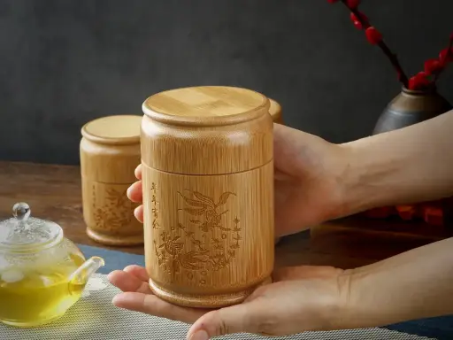 帶雕花蓋的竹制收納盒